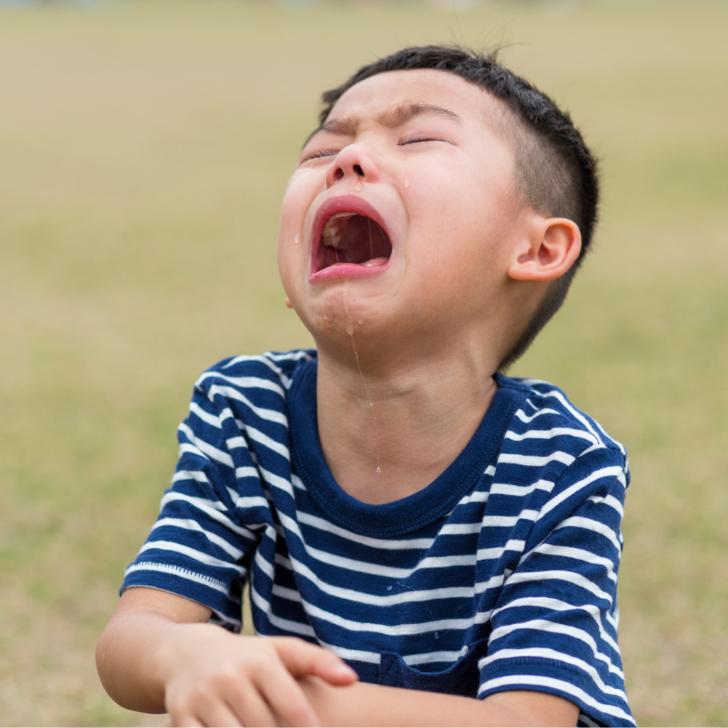 在處理孩子的哭鬧行為時，父母的態度和方法對孩子心理和情感發展具有決定性的影響